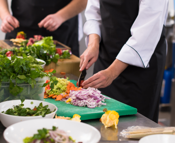 Otel ve Restoran (HORECA) İşletmeleri İçin Toptan Gıda Tedarikinde Kritik Adımlar