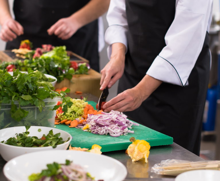 Otel ve Restoran (HORECA) İşletmeleri İçin Toptan Gıda Tedarikinde Kritik Adımlar