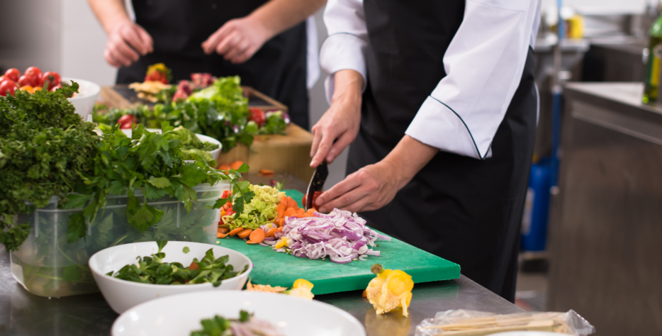 Catering firmaları ve yemek üretim tesisleri için yüksek hacimli tedarik kapasitemizle hizmet veriyoruz. ISO 22000 gıda güvenliği standartlarımızla, toplu tüketim noktalarına en sağlıklı ham maddeyi ulaştırıyoruz.